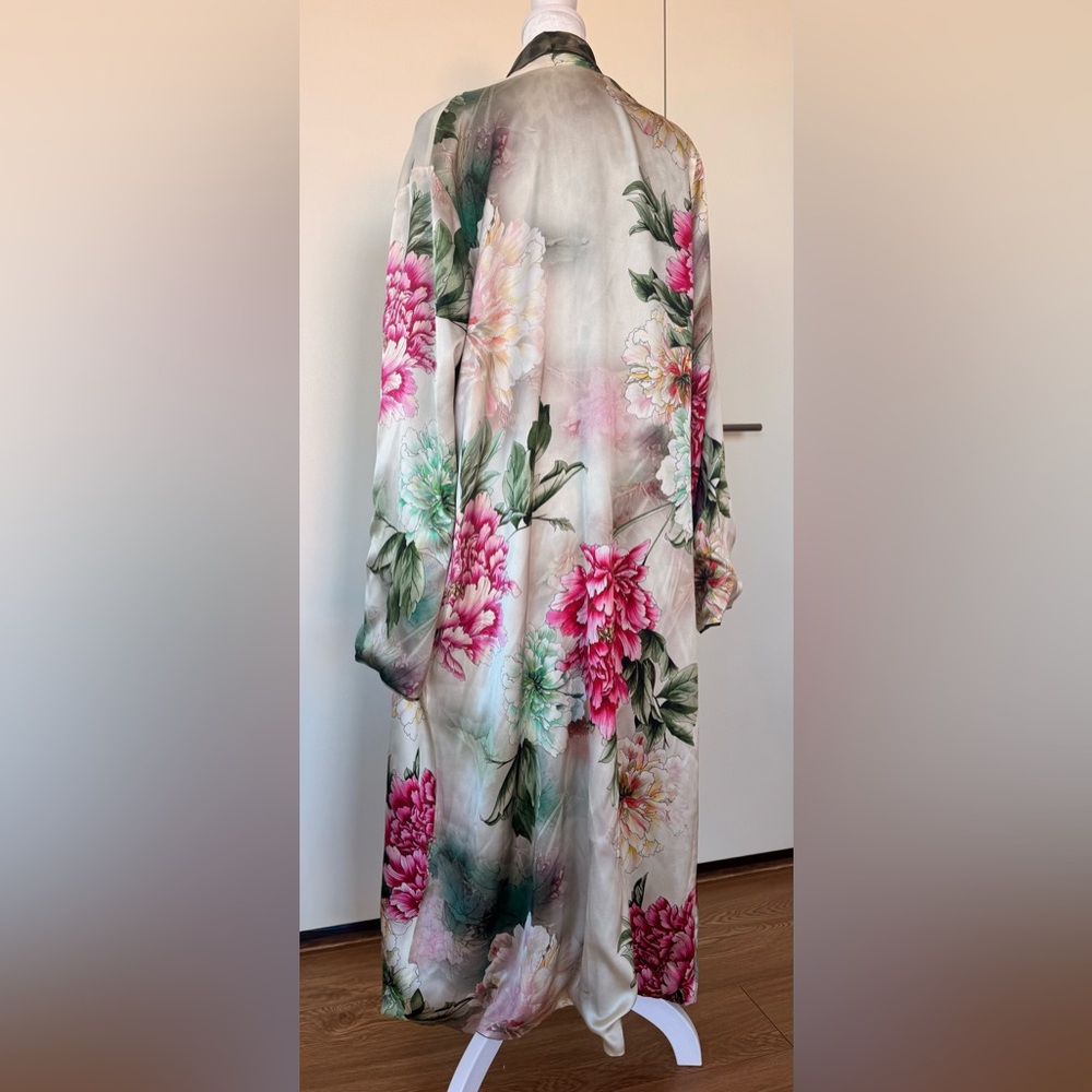 94% Silk Gardenia Robe by Adriana Iglesias - Picture 2 of 15